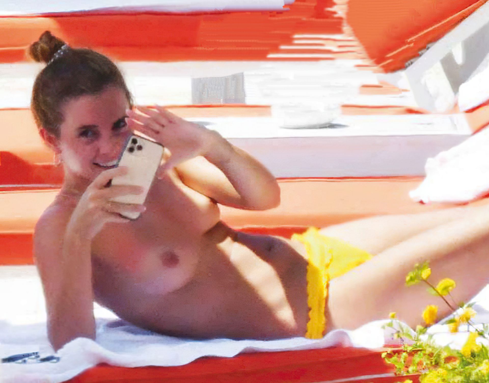 Emma Watson Desnuda En Topless Filtrada Vacaciones Tomar El Sol Tetas Pequeñas