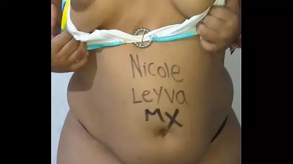 Gordita Mexicana Posando Para Unas Fotos Y Su Novio Se Masturba Y Se Viene En Sus Pies, Muestra Las Tetas Para Las Fotos Y En El Video