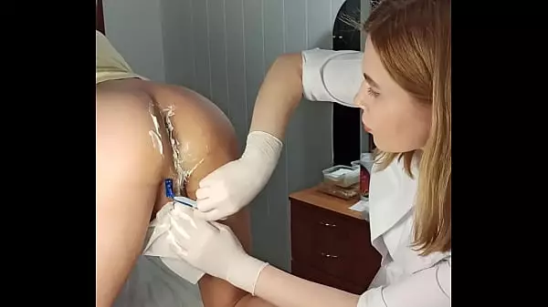 La Amante De La Depilación Sugarnadya Hace Un Corte De Pelo Con Un Depilatorio Para El Vello Púbico, Un Cortapelos Y Un Afeitado Para El Ano; Me Lo Pongo A Cuatro Patas