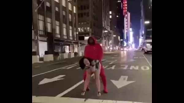 Latina Milf Chupa Su Pene Al Aire Libre En Nyc