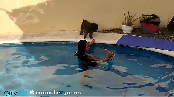 ¡Latina Tetona Se Masturba En La Piscina!