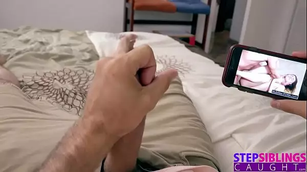 ¡Madrastra Y Hermana Lo Atrapan Mirando Porno! T8: E8