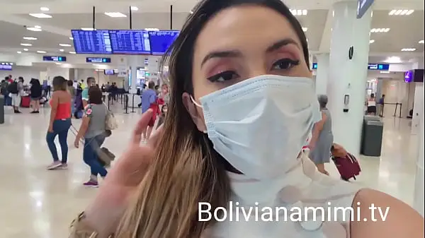 Sin Calzon  En El Aeropuerto De Cancun.... Miralo En Bolivianamimi.tV