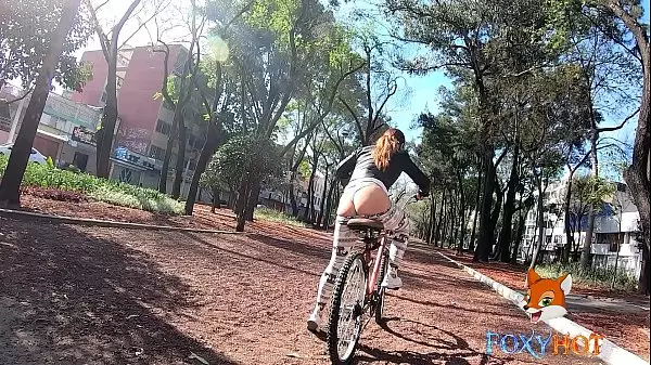 Viaje En Bicicleta Y Mostrando Un Poco El Culo En Tanga