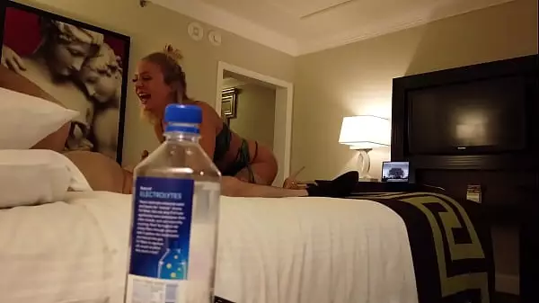 ¡Botella De Agua Estúpida! Madelyn Monroe Se Folla A Un Extraño En Las Vegas
