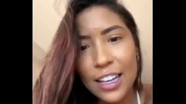 Camgirl Golpea El Tapón Anal En El Culo