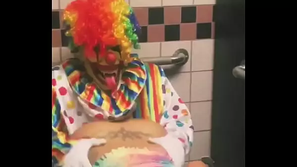 Chica Cabalga Payaso En El Puesto De Baño