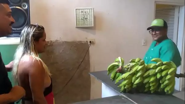 Cornudo Consigue Banana Y Toma Hiel