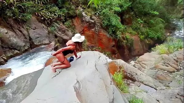 Desnuda Y Caliente En El Río. A Falta De Un Hombre