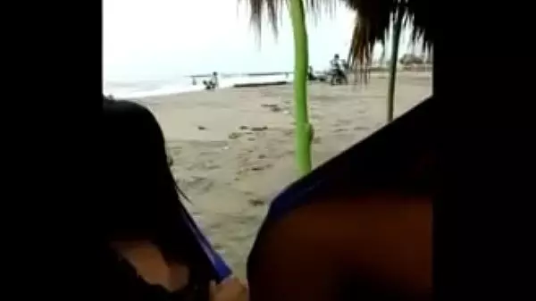 Elena Cruz, Masturbasion En La Playa... Pillada.