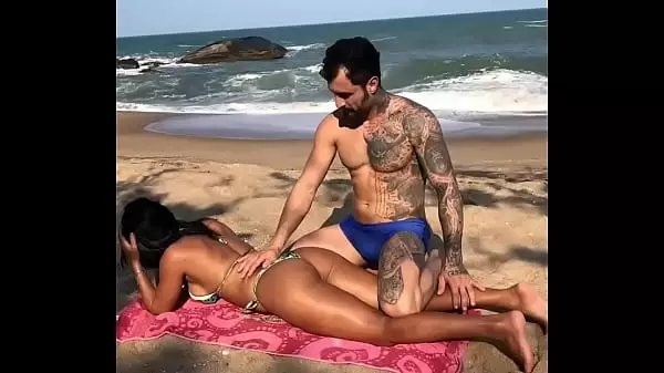 En Un Día Soleado En Caraguatatuba En La Costa Norte De São Paulo Brasil Allan Guerra Gomes Gasta Bronceador En La Deliciosa Morena Dana Bueno