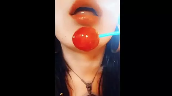 Iara Chupando Una Piruleta Rosa Imaginando Ese Delicioso Rollo