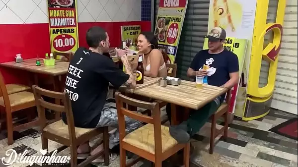 Joy Cardozo Comiendo Rollitos De Salchicha Mientras Yo Llevaba A La Argentina Ela Baez Al Baño Del Bar