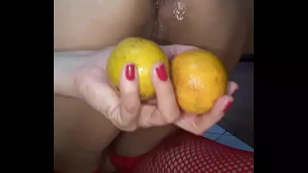 La Perra Quiso Ofrecer Un Refresco A Los Fans Y Para Eso Le Metió Las Naranjas En El Culo