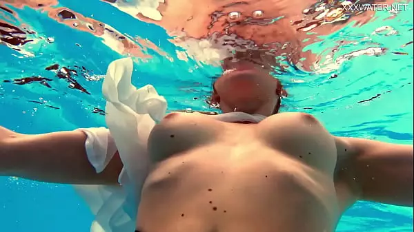 La Tetona Anastasia Ocean Nadando Desnuda Bajo El Agua