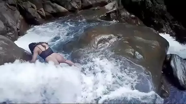 Lilyan Se Da Un Chapuzón Muy Atrevido Al Borde De Una Cascada