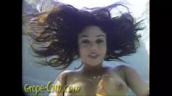 ¡Luccia Reyes En Un Salvaje Topless Bajo El Agua!