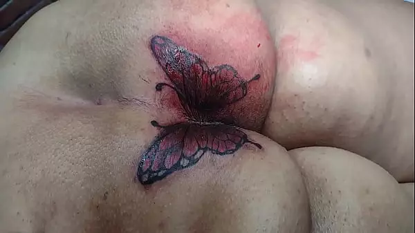 Mary Butterfly Rehaciendo Su Tatuaje En El Culo, El Esposo Alexandre Como Siempre Filmó Todo Para Mostrarles A Ustedes A Ver Y Masturbarse....