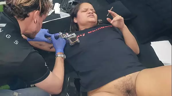Mi Esposa Le Ofrece A Tattoo Pervert Su Coño A Cambio Del Tatuaje. Tatuador Alemán - Gatopg2019
