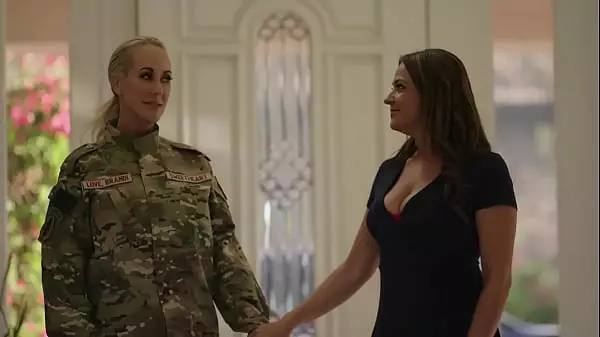 Milf Lesbiana Soldado Llega A Casa - Elexis Monroe Y Brandi Love