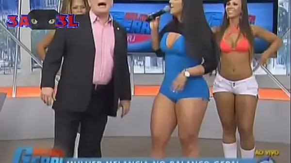 Mujer De Sandía Rollos Bumbum En El Balance Del Programa De Televisión