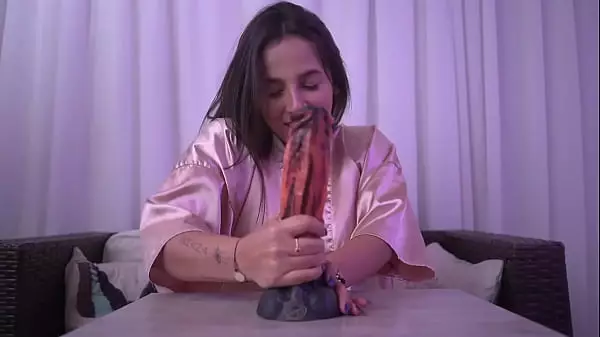 Natalie Juega Con El Consolador Con Forma De Polla De Nacho Vidal