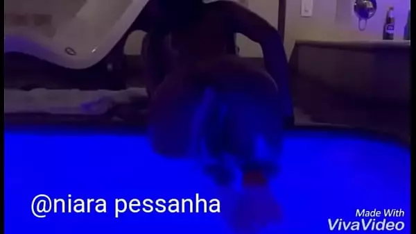 Ni Pessanha En La Piscina