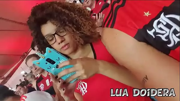 Novinha Flamenguista Lua Doidera Mostrando Su Coño En Medio De La Multitud De Flamengo En Maracaná - Casaldoidera