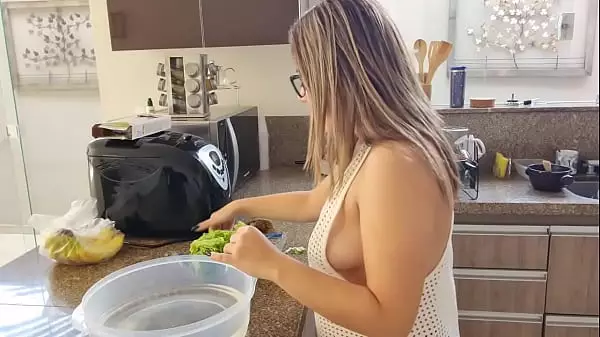 Rubia Caliente En La Cocina