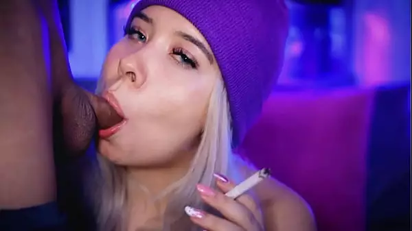 Rubia Colombiana Le Hace Una Mamada A Su Novio Mientras Fuma Para Los Fans