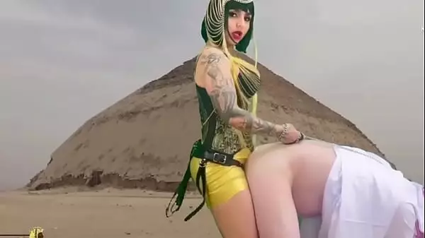 Una Reina Iraní Cabalga A Su Esclava Egipcia