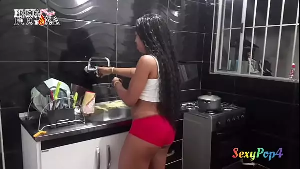 Ayudar Al Vecino A Hacer La Comida En Pantalones Cortos Con Una Pata De Camello Y Casi Me Comieron En Lugar De Las Verduras. Bruninho Bombom Preta Fogosa