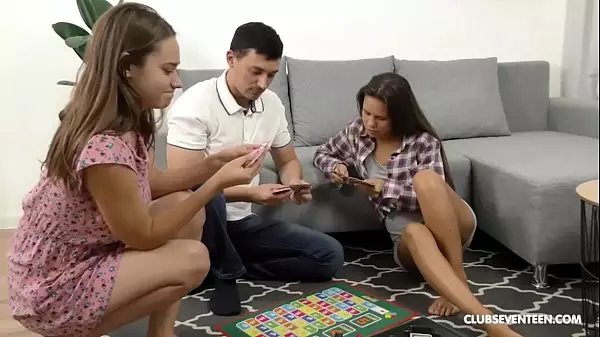 Bi Teens Jugando El Juego De La Mierda