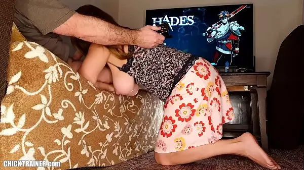 Big Tits Gamer Girl Sacude Sus Tetas Mientras Bf Juega Un Juego De Computadora. Sumisa Mamada Y Tragando Semen
