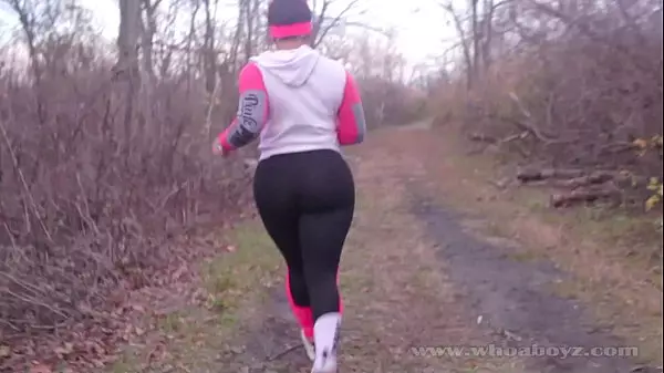 Cali Kush Big Booty Obtiene Una Explosión Al Aire Libre Mientras Corre