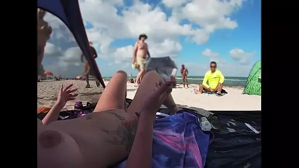 Esposa Exhibicionista 511 - ¡La Sra. Kiss Nos Da Su Vista Pov De Playa Desnuda De Un Voyeur Jerking Frente A Ella Y Varios Otros Hombres Mirando!