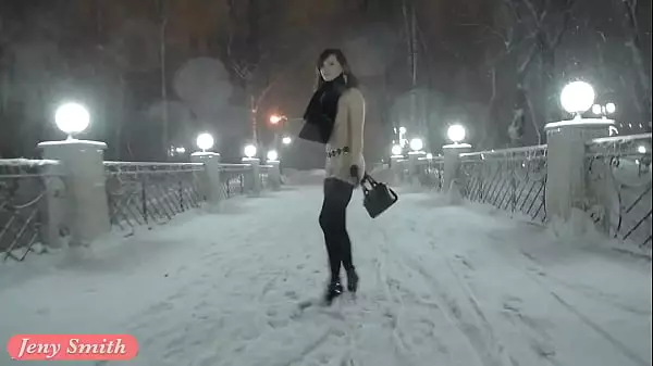 Jeny Smith Desnuda En La Nieve Cayendo Caminando Por La Ciudad