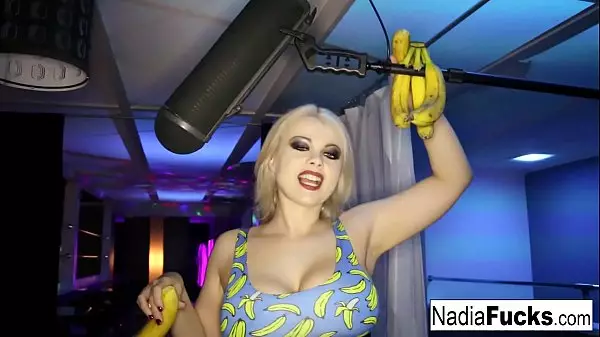 ¡Nadia White Llena Sus Agujeros Hambrientos Con Plátanos Muy Maduros!