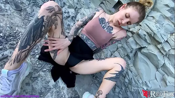 Chica Tatuada Digitación Coño Por El Mar - Al Aire Libre
