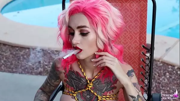 Lesbianas De Pelo De Color Se Masturban Juguetes Sexuales De Pussys Cerca De La Piscina Y Fumando Flame Jade