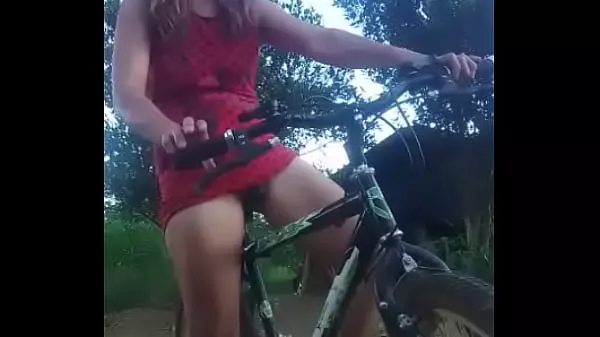 Mujer Montando Bicicleta