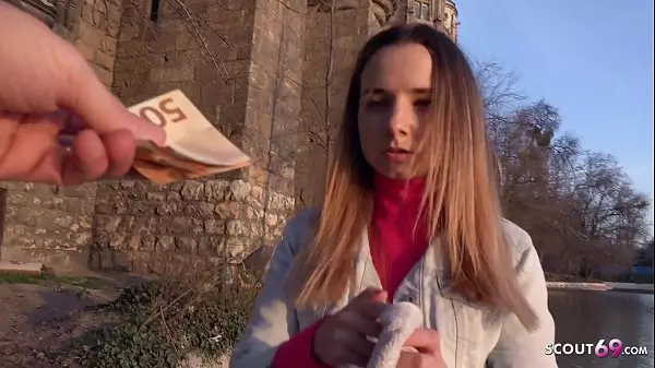 Scout Alemán - Chica Colegial Pequeña Mona Con Jeans Se Seduce Para Follar En Un Casting En La Calle Real