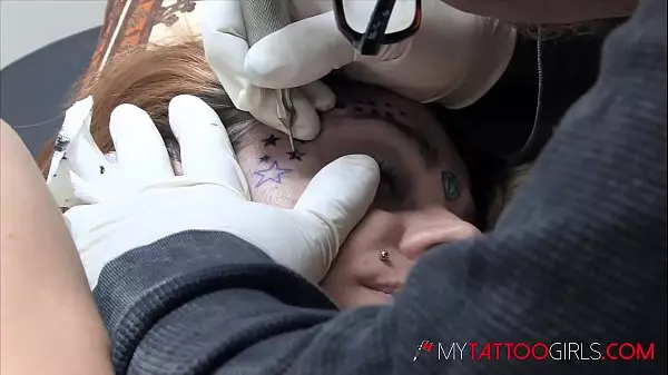 Amina Sky Recibiendo Un Tatuaje Extremo En Su Cara
