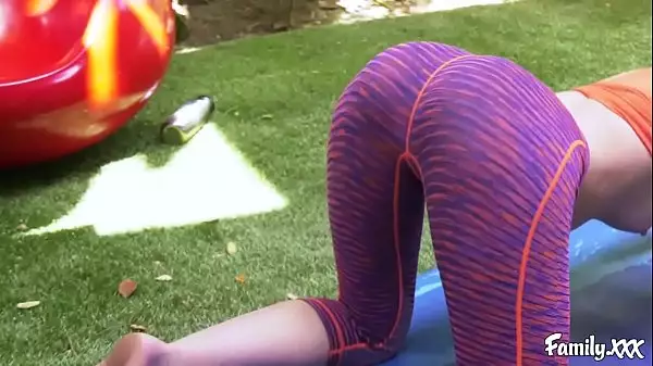Chloe Scott Recibe Más Que Una Lección De Yoga De Su Papá Cachondo