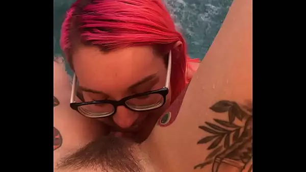 Cirenv Comiendo Su Coño En El Jacuzzi Por La Caliente Joven Bi Opalsexx