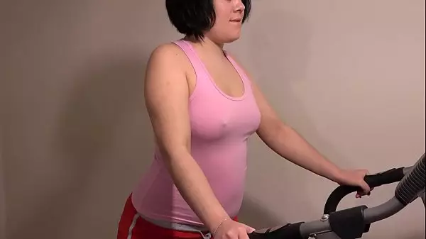 Con Un Tapón Anal En La Cinta, Combino Fitness Y Orgasmo Y Entreno Culo Jugoso.