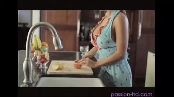 Esposa Deliciosa En La Cocina Despierta La Lujuria Del Marido