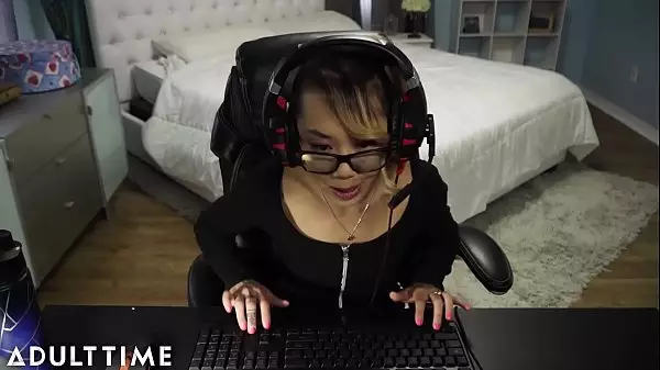 ¡¡Fallar!! Gamer Chick Accidentalmente Transmite Una Cogida Y Un Facial