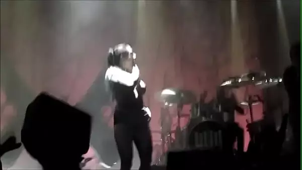 Marilyn Manson Premia A Una Chica Topless Con Grandes Tetas En El Escenario