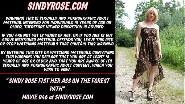 Sindy Rose Puño Su Culo En El Camino Del Bosque